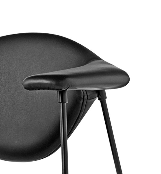 Gubi Masculo Lounge Chair sort eller cognac hud